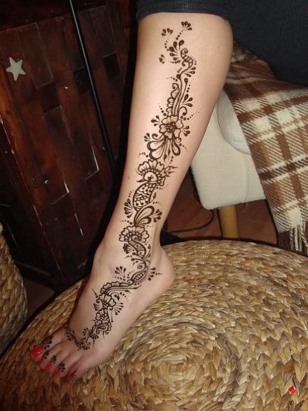 Мехенди на ноге от ступни до икры