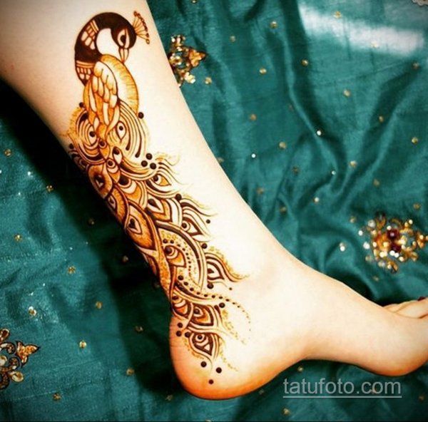 Павлин хной