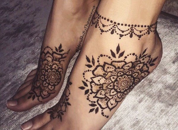 Тату мехенди на стопе