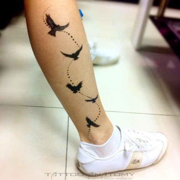 Тату птицы на ноге