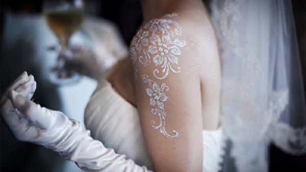 Белое мехенди на плече