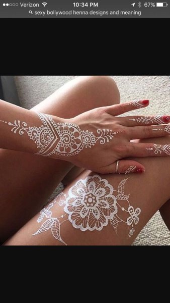 Белое мехенди на ноге