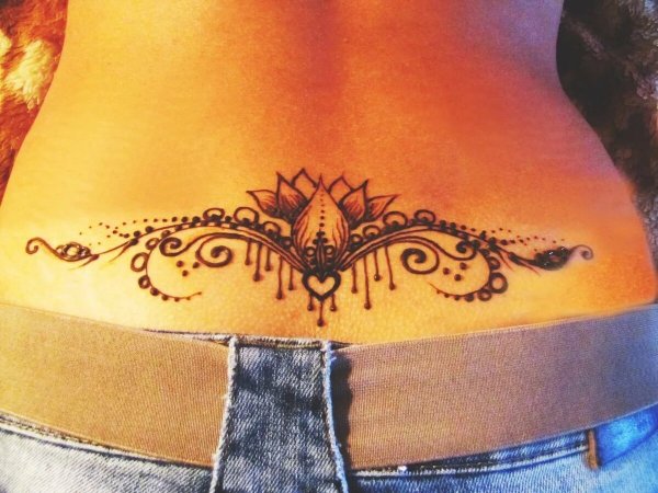 Татуировка на пояснице у девушки