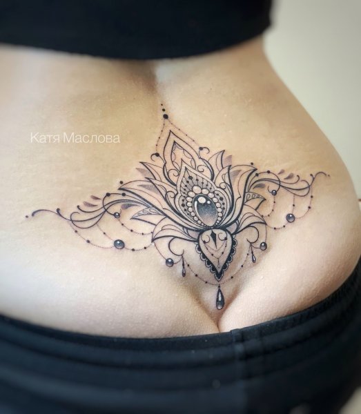 Тату Лотос на пояснице для девушек