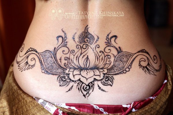 Мехенди на пояснице