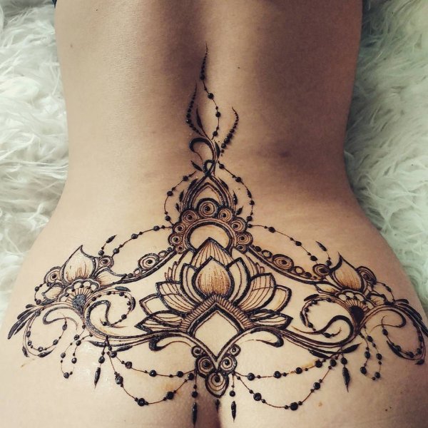 Тату хной на копчике