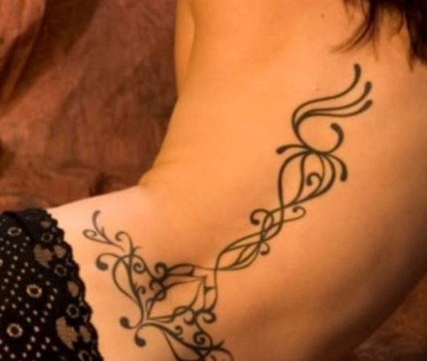 Тату хной на копчике