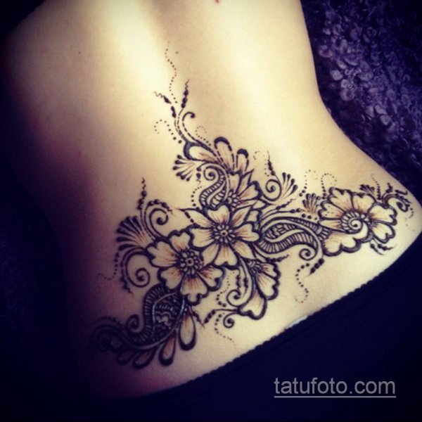 Тату хной на пояснице