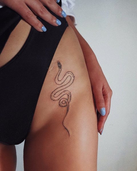 Тату на бедре для девушек небольшие