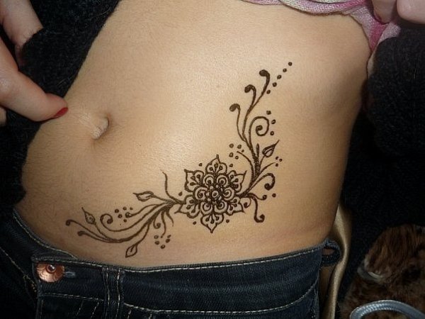Мехенди внизу живота