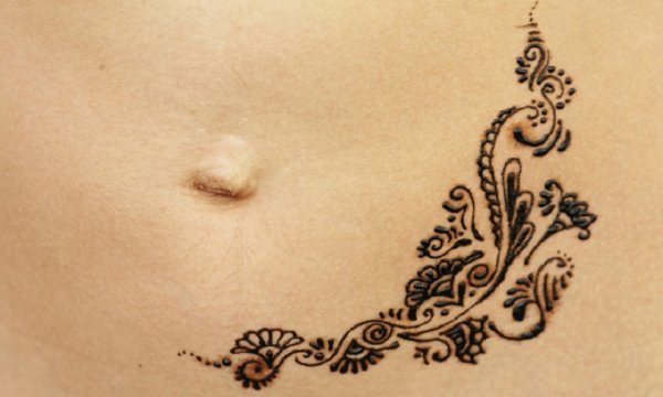 Мехенди на пупке