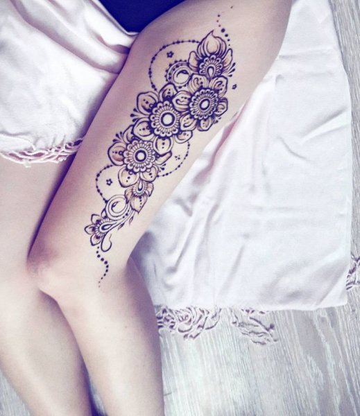 Мехенди на ноге ляшках