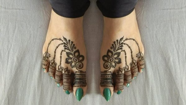 Мехенди на ноге перо
