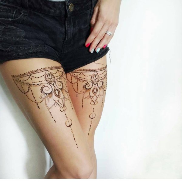 Тату на бедре мехенди женские
