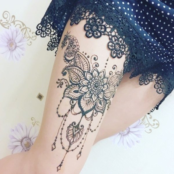 Тату мехенди на бедре