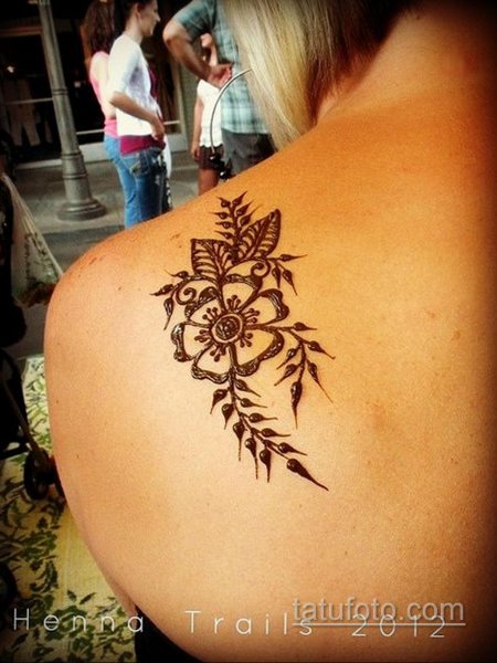 Тату хной на лопатке