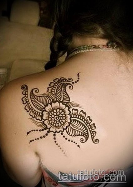Тату хной на лопатке