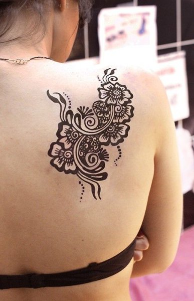 Мехенди на лопатке