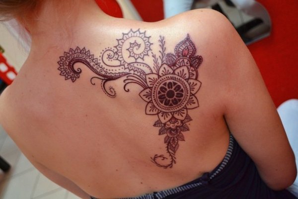 Тату хной на лопатке для девушек