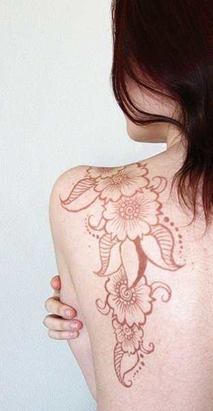 Мехенди на лопатке