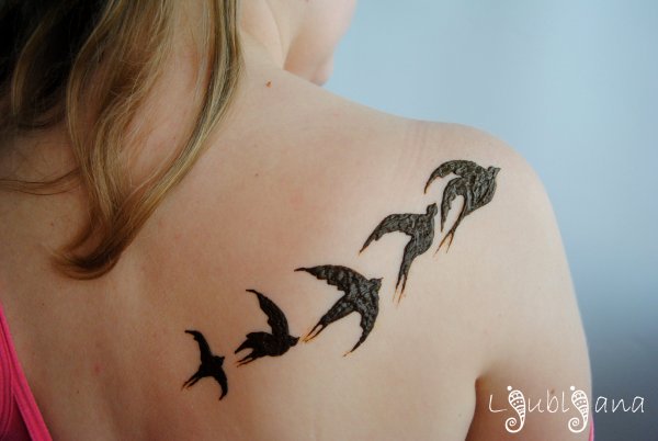 Мехенди на ключицах птица