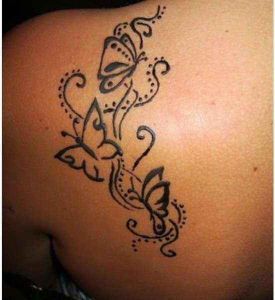 Узоры хной на лопатке