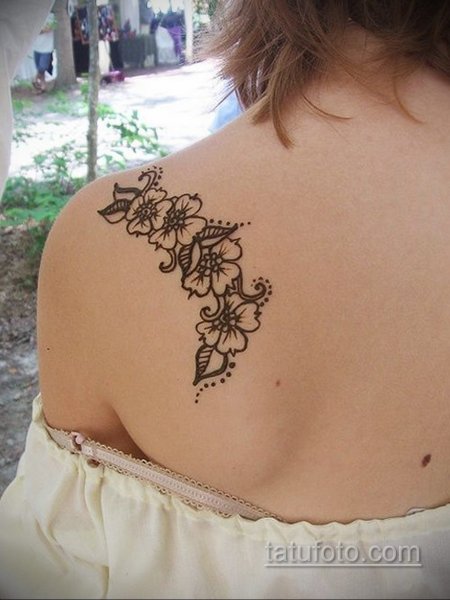 Тату хной на лопатке