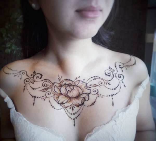 Мехенди на декольте