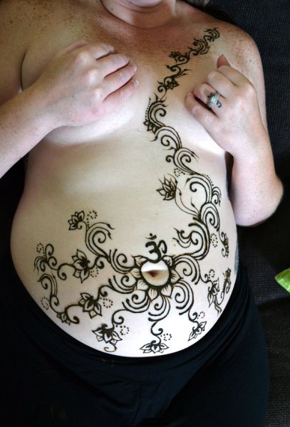 Тату хной под грудью