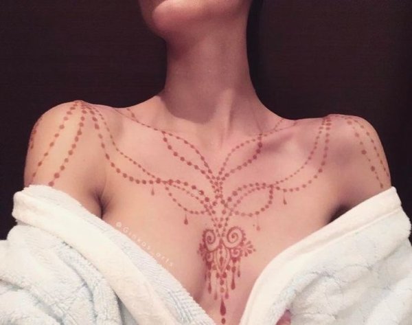 Мехенди на декольте