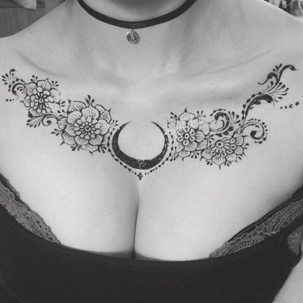 Мехенди на декольте