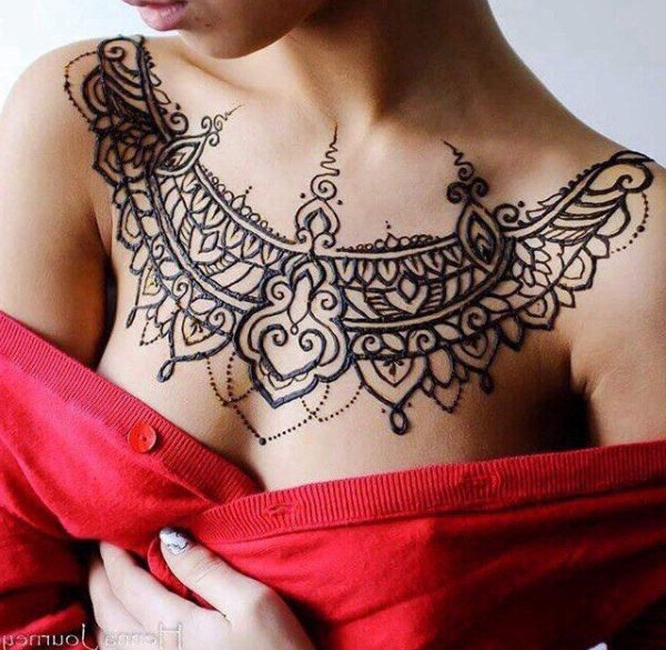Тату хной на груди