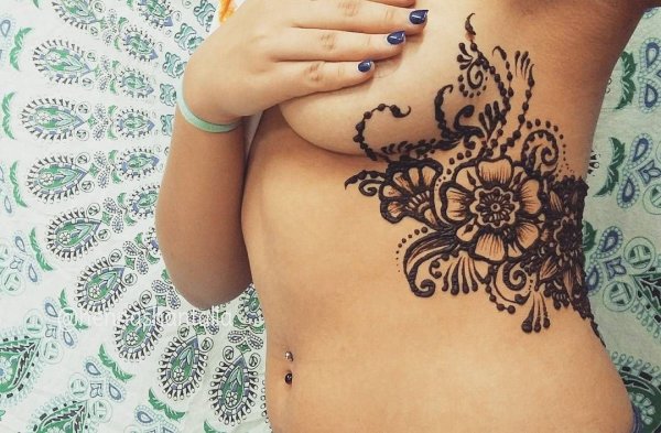 Мехенди под грудиной