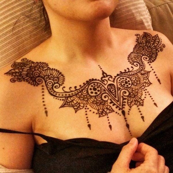 Тату хной на груди