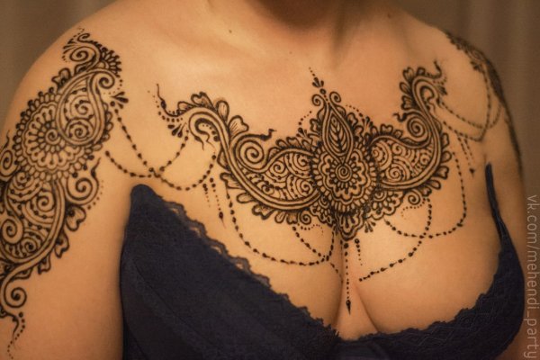 Тату хной на груди
