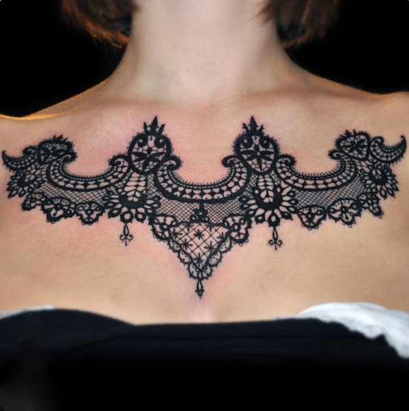 Тату на грудь кружева