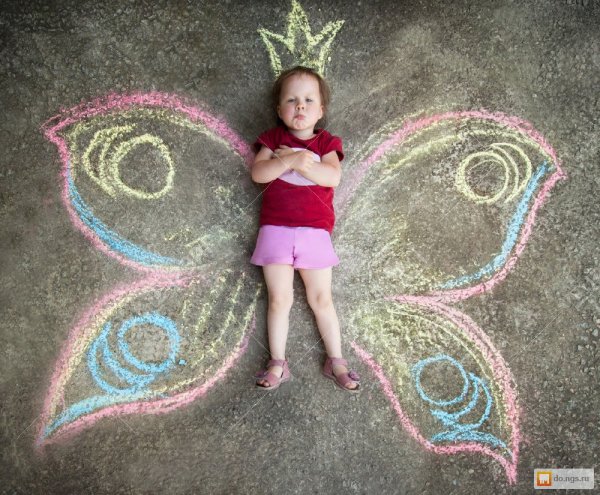 Дети рисуют мелками