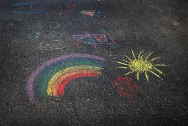 Рисование мелками на асфальте