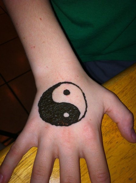 Тату Инь Янь на запястье