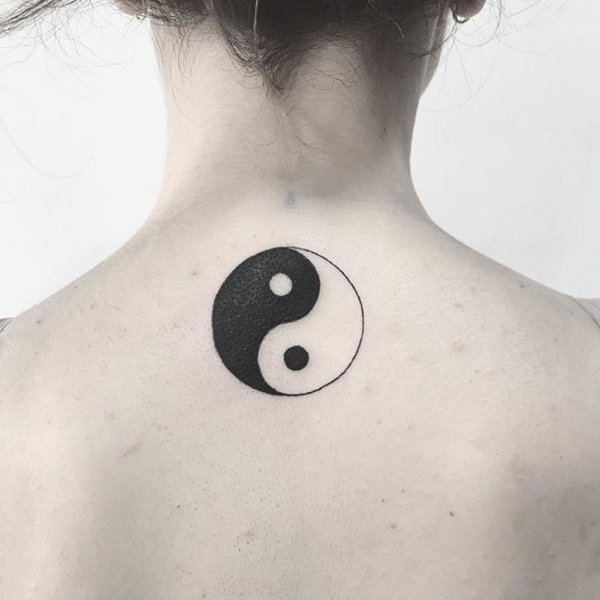Тату Инь Янь на шее