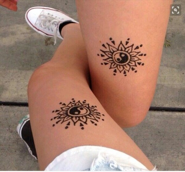 Мехенди на ноге солнце