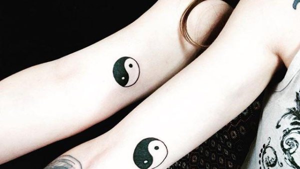 Маленькая тату Инь Янь на запястье