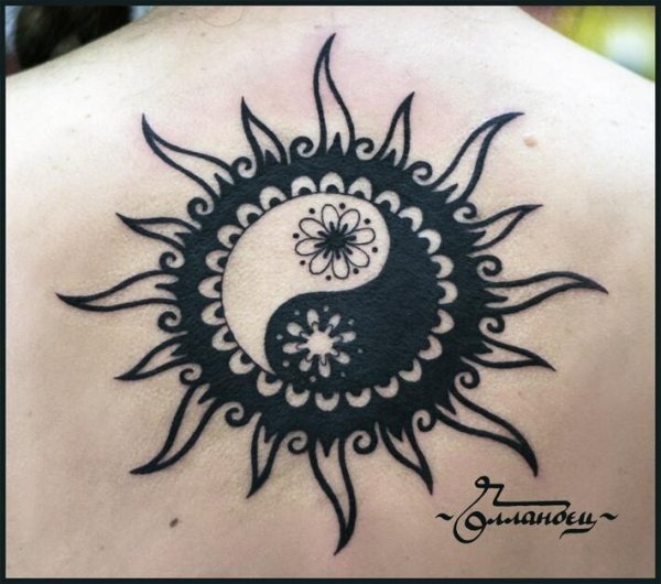 Татуировка Инь Янь на спине