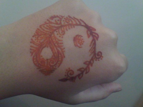 Инь Янь хной на руке