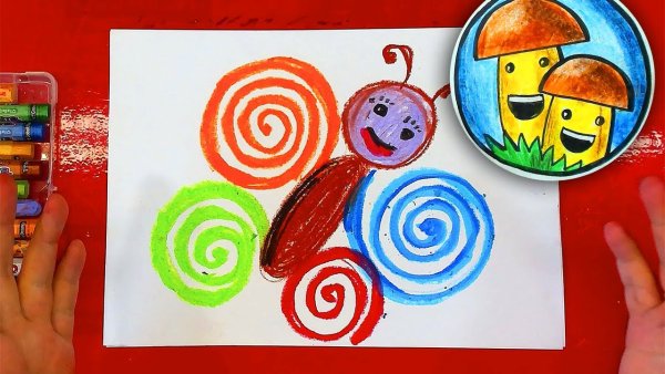 Рыба кит папа рисует мелками