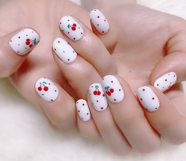 Ногти с маленькими ягодками