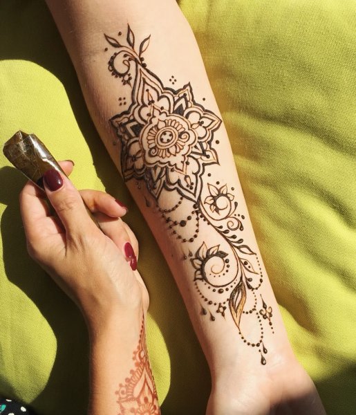 Тату хной на руке для девушек