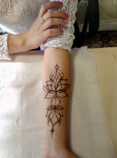 Тату хной на предплечье для девушек