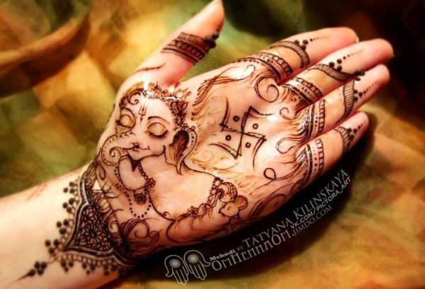 Мехенди на ладошке