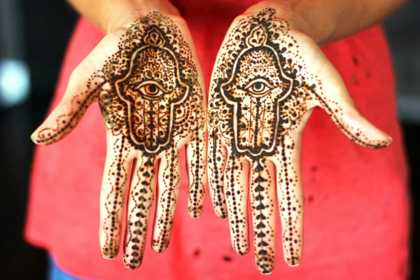 Мехенди Хамса на руке